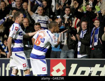 Wayne Routledge (à droite) des Queens Park Rangers célèbre en soufflant des baisers aux fans après avoir obtenu le premier but de la jeu Banque D'Images