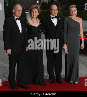 Le Prince Albert de Monaco II (3e à droite) et sa fiancée Charlene Wittstock (à droite), la présidente Mary McAleese (2e à gauche) et son mari Martin McAleese (à gauche) arrivent pour un banquet d'État à Aras an Uachtarain à Dublin. Banque D'Images