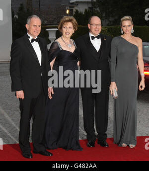 Le Prince Albert de Monaco II (3e à droite) et sa fiancée Charlene Wittstock (à droite), la présidente Mary McAleese (2e à gauche) et son mari Martin McAleese (à gauche) arrivent pour un banquet d'État à Aras an Uachtarain à Dublin. Banque D'Images
