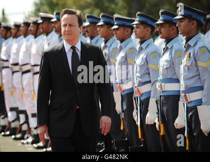 Le Premier ministre David Cameron inspecte une garde d'honneur à la résidence du Premier ministre pakistanais Yousuf Raza Gilani à Islamabad, où les deux ont tenu des réunions. Banque D'Images