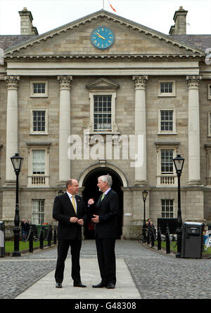 Le Prince Albert II de Monaco (à gauche) s'entretient avec le Trinity College Provost John Hegarty sur Trinity Campus à Dublin, le deuxième jour de sa visite d'État en Irlande avec son fiancée Charlene Wittstock. Banque D'Images