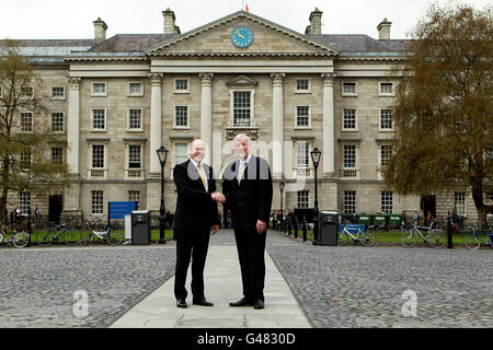 Le Prince Albert II de Monaco (à gauche) s'entretient avec le Trinity College Provost John Hegarty sur Trinity Campus à Dublin, le deuxième jour de sa visite d'État en Irlande avec son fiancée Charlene Wittstock. Banque D'Images