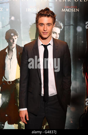 Max Irons assiste à la projection de Red Riding Hood au Empire Cinema de Londres. Banque D'Images