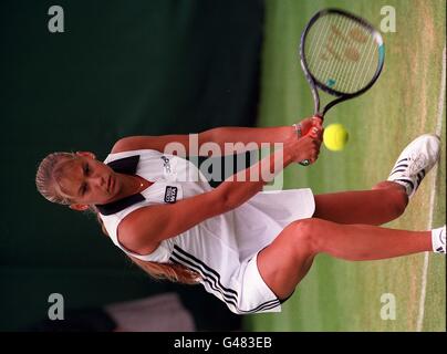 Anna Kournikova, de Russie, joue un revers avec Barbara Rittner, de l'Allemagne, lors de son deuxième tour de match sur No 9 court cet après-midi (samedi). Photo de Neil Munns/PA. Banque D'Images