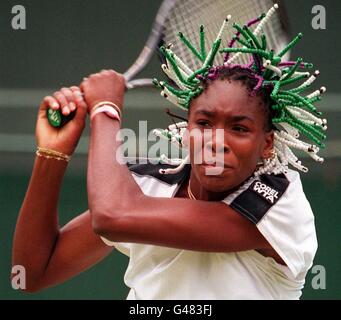 Venus Williams retourne un coup de feu à deux mains à la Magdelena Grzybowska de Pologne lors de leur premier match de match différé sur la court 1 cet après-midi (samedi).L'américain a perdu le match 6-4 2-6 4-6.Photo par Adam Butler/PA. Banque D'Images