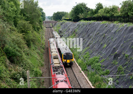 Les trains électriques passant sur la West Coast Main Line à Cheylesmore, Coventry, Royaume-Uni Banque D'Images