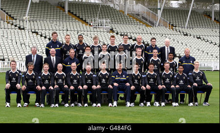 Groupe d'équipe Warwickshire 20/20 (rangée arrière G-D) Chris Armstrong (entraîneur de force et de conditionnement), Laurie Evans, Varun Chopra, Thomas Allin, Thomas Milnes, Maurice Holmes, Chris Metters, Stuart Keyb (analyste d'équipe) et David Wainwright (1er Eleven Elever) (rangée médiane G-D) Norman Gascoigne (président), Andrew Scorvey (chef), Gerhard Mostert, Gerhard (physiothérapeute) Keith Barker, Wwill Porterfield, Richard Johnson, Ateeq Javid, Graeme Welch (entraîneur de bowling), Neal Abberley (entraîneur de développement), Dougie Brown (entraîneur d'assisant) (rangée avant L-R) Rikki Clarke, Ant Botha, Ian Westwood, Tim Banque D'Images