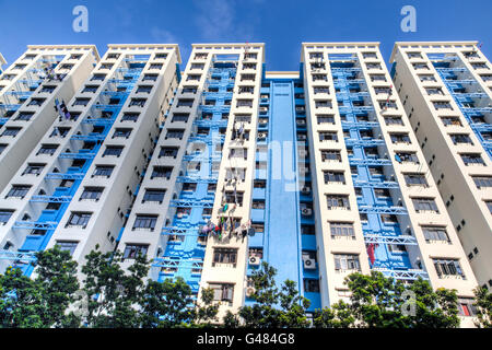 Un immeuble typique de Singapour logement public contre un ciel bleu. Banque D'Images