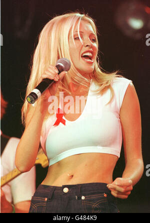 L'ACTRICE ET CHANTEUSE DANII MINOGUE SE PRODUIT AU GAY PRIDE FESTIVAL À CLAPHAM COMMON PARK. 5/7/97. Banque D'Images