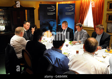 Déjeuner de lancement de Rugby Expo 2011 - Restaurant Shepherd.Tony Copsey parle lors du déjeuner de lancement de l'Expo Rugby 2011 Banque D'Images