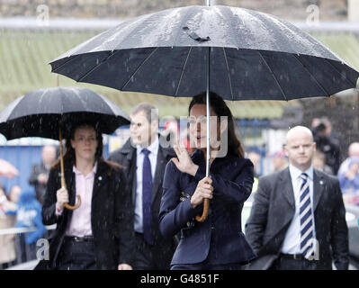 Kate Middleton arrive à Darwen, dans le Lancashire, où elle effectuera son dernier engagement officiel avec le prince William avant leur mariage. Banque D'Images