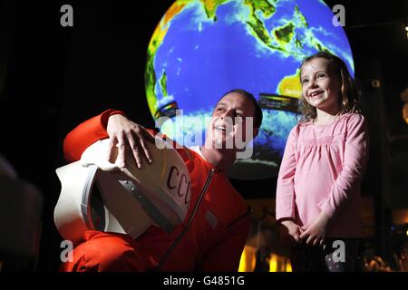 Acteur Jonathan Niton, Habillé comme cosmonaute russe Yuri Gagarin - le premier homme à voyager dans l'espace - parle à Hannah Walker-Date au Musée des Sciences de Londres alors que le Musée lance un programme d'événements liés à Gagarin au cours de la période de Pâques célébrant le 50e anniversaire de son premier vol spatial qui était le 12 Avril 1961. Banque D'Images