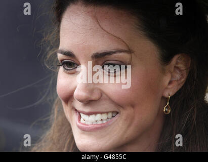 Kate Middleton photographiée à Darwen, dans le Lancashire, où elle effectue son dernier engagement officiel avec le prince William avant leur mariage. Banque D'Images