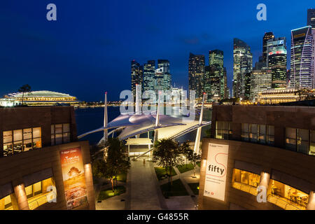 Singapour, Singapour - Mars 26, 2015 : l'heure bleue à l'Esplanade Theatre le long de Marina Bay avec l'horizon de Singapour. Banque D'Images