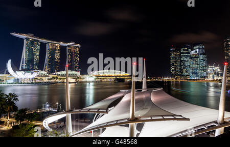 Singapour, Singapour - Mars 26, 2015 : scène de nuit de l'Esplanade unique sur le toit d'un théâtre extérieur le long de Marina Bay. Banque D'Images