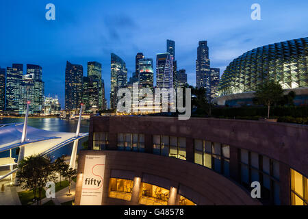 Singapour, Singapour - Mars 26, 2015 : l'heure bleue à l'Esplanade Theatre le long de Marina Bay avec l'horizon de Singapour dans le bac Banque D'Images