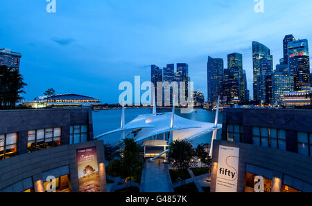 Singapour, Singapour - Mars 26, 2015 : le théâtre en plein air de 450 places à l'esplanade le long de Marina Bay. Banque D'Images