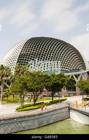 Sur le toit de la conception unique du Singapour célèbre Esplanade Theatres on the Bay Banque D'Images