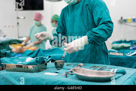 Instrumentiste de préparer les instruments médicaux pour l'opération Banque D'Images