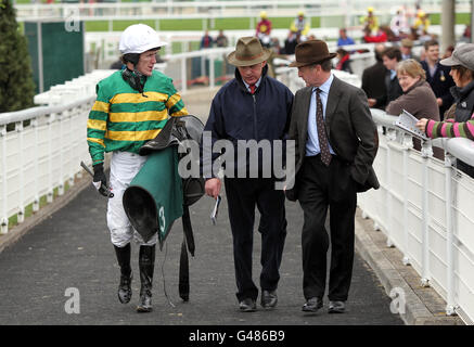 (De gauche à droite) Tony McCoy, Frank Berry (JP McManus Racing Manager) et l'entraîneur Jonjo O'Neill se rendent à l'anneau du défilé après le coup de pied du Mobile Biting à Victor Chandler Mares handicap pendant le deuxième jour de la réunion d'avril à l'hippodrome de Cheltenham. Banque D'Images