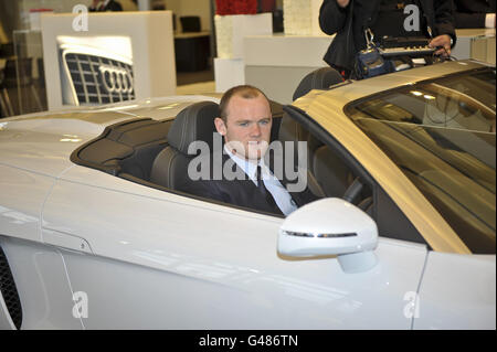 L'attaquant de Manchester United Wayne Rooney est assis dans une Audi R8 lors du lancement du centre Bristol Audi, Bristol. Banque D'Images