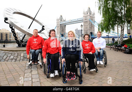 Athlètes en fauteuil roulant d'élite (à partir de la gauche) David Weir, Tatyana McFadden, Shelly Woods, Amanda McGray et Josh Cassidy pendant la séance photo du marathon de Virgin London au Tower Hotel à Londres. Banque D'Images