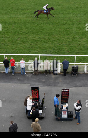 Les spectateurs regardent alors Jockey Richard Johnson qui fait son chemin Au début sur l'Epic russe avant l'Eddie MAPP Memorial handicap Chase Banque D'Images