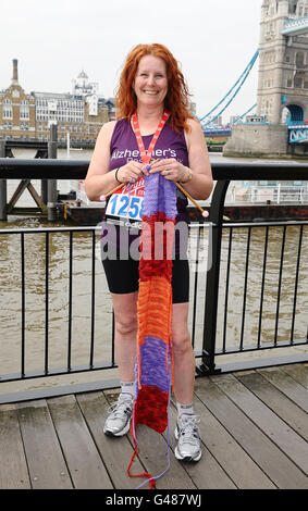 Athlétisme - Marathon Virgin de Londres 2011 - Guinness World Record tentatives Photocall - The Tower Hotel.Susie Hewer, qui essaiera de terminer la plus longue maille de foulard lors de la course d'un marathon au Virgin London Marathon dimanche. Banque D'Images