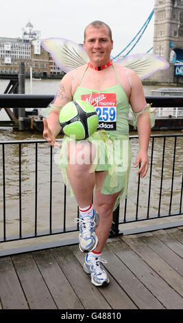 Athlétisme - Marathon Virgin de Londres 2011 - Guinness World Record tentatives Photocall - The Tower Hotel.Tony Barrance, qui essaiera de terminer le marathon le plus rapide tout en dribbles un ballon de football au Virgin London Marathon dimanche. Banque D'Images