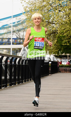 Athlétisme - Marathon Virgin London 2011 - The Tower Hotel.Agyness Deyn, qui sera en compétition dimanche au marathon de Virgin London, vu au Tower Hotel de Londres. Banque D'Images