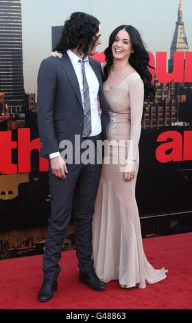 Russell Brand et Katy Perry arrivent pour la première britannique d'Arthur, au Cineworld O2, à l'O2 Arena, SE10. Banque D'Images