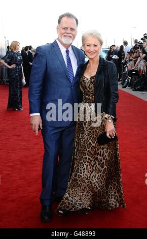 Dame Helen Mirren et son mari Taylor Hackford arrivent pour la première britannique d'Arthur, au Cineworld O2, à l'O2 Arena, SE10. Banque D'Images