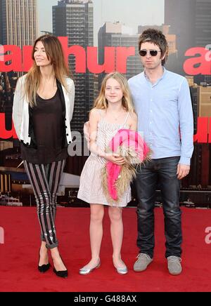 (De gauche à droite) Sara MacDonald, Anais et Noël Gallagher arrivant pour la première britannique d'Arthur, au Cineworld O2, à l'O2 Arena, SE10. Banque D'Images