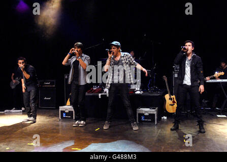 Big Time Rush (de gauche à droite) Logan Henderson, James Maslow, Kendall Schmidt et Carlos Pena, se sont produits sur scène à Shepherd's Bush Empire dans l'ouest de Londres. Banque D'Images