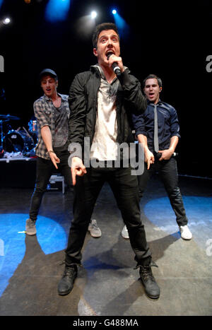 Big Time Rush (de gauche à droite) Kendall Schmidt, Logan Henderson et Carlos Pena, se sont produits sur scène à Shepherd's Bush Empire, dans l'ouest de Londres. Banque D'Images