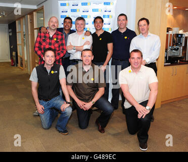 Back row (G-D) le présentateur de BBC Sports Mark Clemmit, le présentateur de Sky Sports Chris Kamara, le chroniqueur sportif Daily Mail des Kelly, Jack Kamara, Dave Gibson et le président de Middlesbrough Steve Gibson. Front Row (G-D) James Fairwood, Aidy Boothroyd et le directeur de Swansea Brendan Rodgers au siège de la Ligue de football, Londres pour un briefing avant leur ascension du mont Kilimanjaro pour Marie Curie cancer Care. Banque D'Images