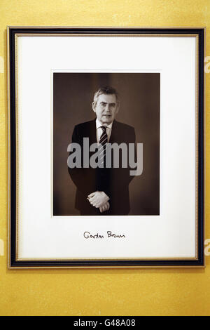 Un portrait photographique de l'ancien Premier ministre britannique Gordon Brown est suspendu au numéro 10 Downing Street à Londres, en Angleterre. Banque D'Images