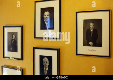 Un portrait photographique de l'ancien Premier ministre britannique Gordon Brown est suspendu au numéro 10 Downing Street à Londres, en Angleterre. Banque D'Images