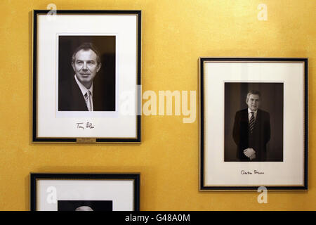 Un portrait photographique de l'ancien Premier ministre britannique Gordon Brown est suspendu au numéro 10 Downing Street à Londres, en Angleterre. Banque D'Images