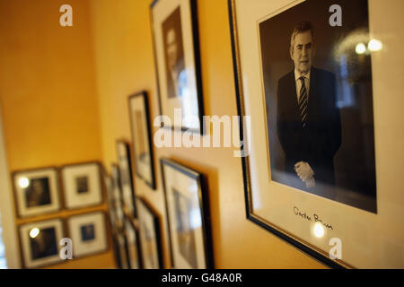 Un portrait photographique de l'ancien Premier ministre britannique Gordon Brown est suspendu au numéro 10 Downing Street à Londres, en Angleterre. Banque D'Images