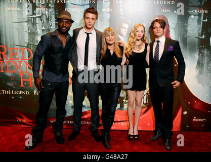 Adrian Holmes, Max Irons, Catherine Hardwicke, Amanda Seyfried et Shiloh Fernandez assistent à la projection de Red Riding Hood à l'Empire Cinema de Londres. Date de la photo: Jeudi 7 avril 2011. Voir l'histoire de PA SHOWBIZ RedRidingHood. Le crédit photo devrait se lire comme suit : Ian West/PA Wire Banque D'Images