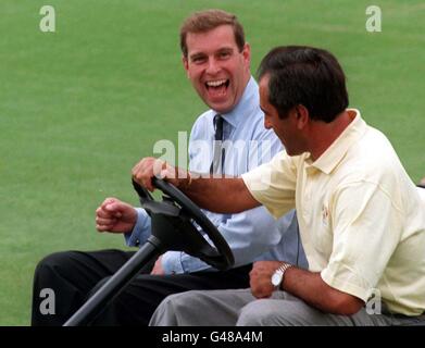 Le duc d'York reçoit un ascenseur du capitaine européen de la coupe Ryder Severiano Ballesteros (mercredi) au club de golf de Valdarrama en Espagne où la coupe Ryder sera jouée plus tard cette semaine. Photo par Rebecca Naden/PA Banque D'Images