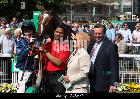 Le jockey Tony McCoy (à gauche) et l'entraîneur Nicky Henderson (à droite) posent Pour une photo avec un cheval gagnant opéra français après eux Gagnez la Chase Celebration bet365.com Banque D'Images