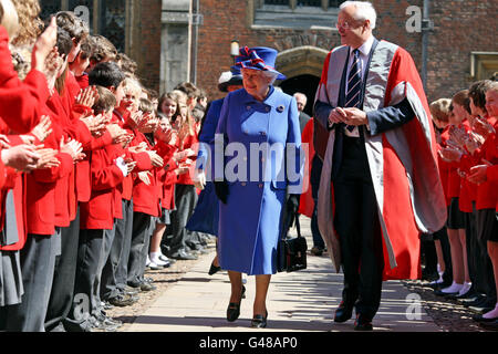 La reine Elizabeth II de Grande-Bretagne, aux côtés du professeur Christopher Dobson, est applaudie par les enfants du St John's College, lors d'une visite à l'Université de Cambridge, dans la ville. Banque D'Images