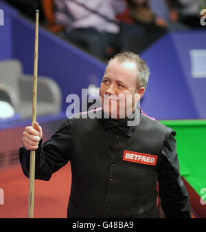 John Higgins quitte l'arène après avoir remporté son match contre Ronnie O'Sullivan lors des Championnats du monde de snooker Betfred.com au Crucible, Sheffield. Banque D'Images