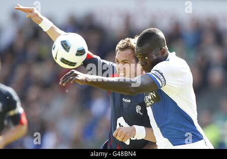 Johan Elmander de Bolton Wanderers (à gauche) et Christopher Samba de Blackburn Rovers (à droite) en action Banque D'Images