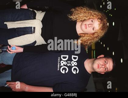 Les fans de football d'Angleterre Julie O'Malley et Paul Sadler reviennent à l'aéroport de Gatwick cet après-midi (dimanche). Paul a dû tirer Julie hors de la manière de faire payer la foule avant le match crucial de la coupe du monde au stade olympique de Rome hier. Glenn Hoddle, entraîneur d'Angleterre, s'est joint aux fans en accusant au moins une partie des violences de la nuit dernière à la police italienne. Voir problème de fans DE CORRESPONDANCE d'histoire de PA. Photo de Samantha Pearce/PA Banque D'Images