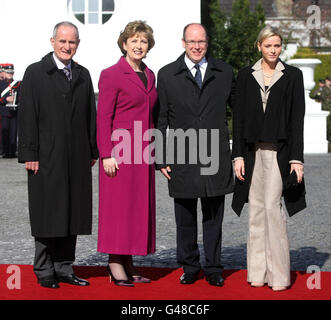 Le Prince Albert II de Monaco et sa fiancée Charlene Whittstock sont accueillis par la présidente irlandaise Mary McAleese et son mari Martin à Aras an Uachtarain. Banque D'Images
