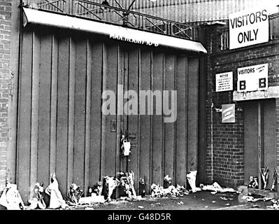 Fichier de bibliothèque 231669-48, Dssated 17.4.89.Les hommages floraux se trouvent au pied de la porte de la concertina à Hillsborough, Sheffield, le matin après que quatre-vingt-dix-six fans de Liverpool aient perdu la vie suite à des blessures subies lors de l'écrasement fatal alors que les supporters se sont précipités dans le sol de Sheffield mercredi pour la demi-finale de la coupe FA de leur équipe.Le secrétaire à l'intérieur Jack Straw a exprimé aujourd'hui (jeudi) l'espoir d'appeler à une nouvelle enquête sur la catastrophe de Hillsborough après qu'il ait été confirmé qu'il ferait une déclaration de la Chambre des communes lundi.Voir PA Story POLITICS Hillsborough.Photo de David Giles/PA **disponible n/b seulement.** Banque D'Images