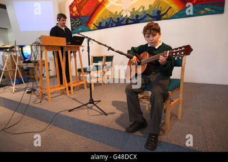 Evan Pocock, élève de 9 ans, de l'école primaire de l'église Bucklebury d'Angleterre, aide à enregistrer une chanson pour le mariage du prince William et de Kate Middleton, dans la paroisse du Berkshire où la mariée-à-être a grandi. Banque D'Images